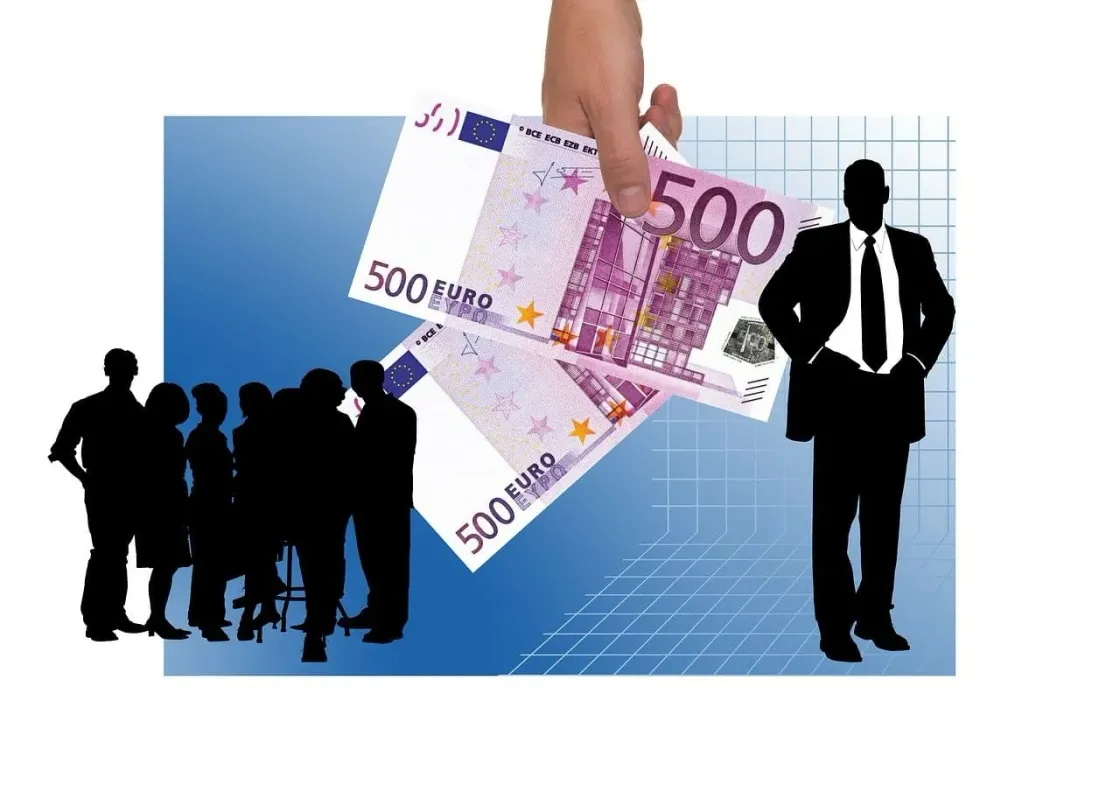 Collage de un grupo de trabajadores o personas de negocios que reciben una comisión por desempeñar bien sus funciones