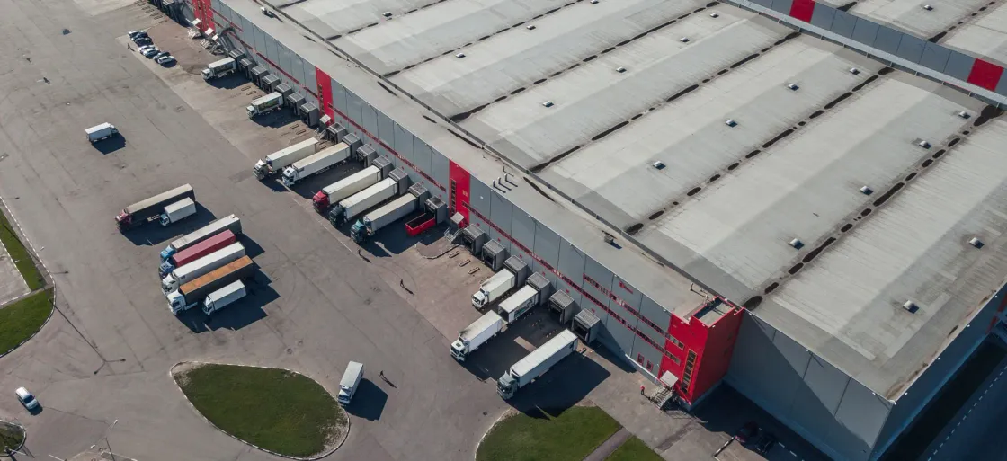 Imagen sobre una flota de camiones en un polígono industrial