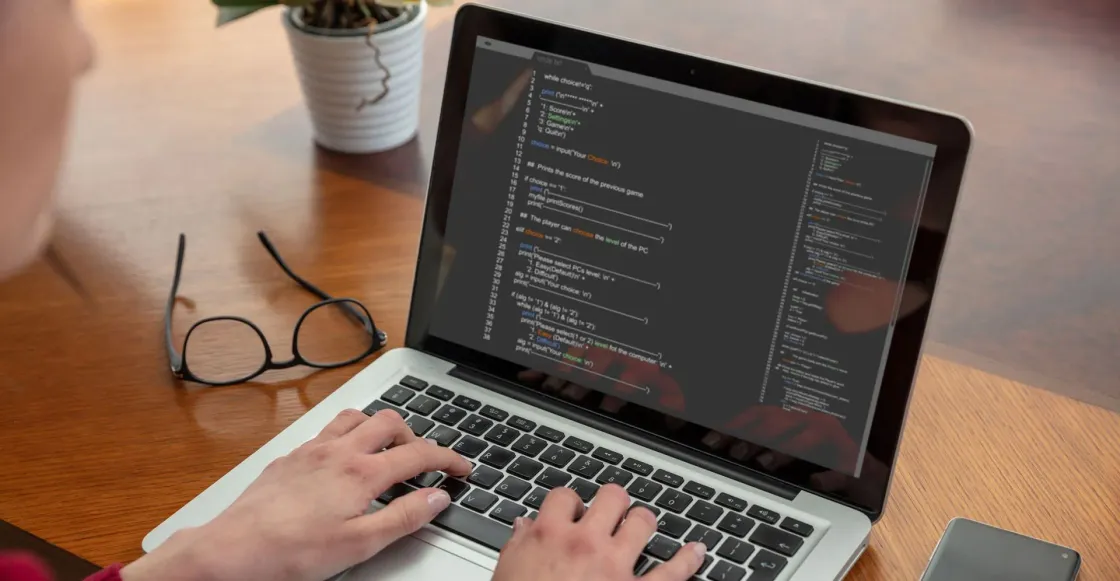 Imagen de una persona programando