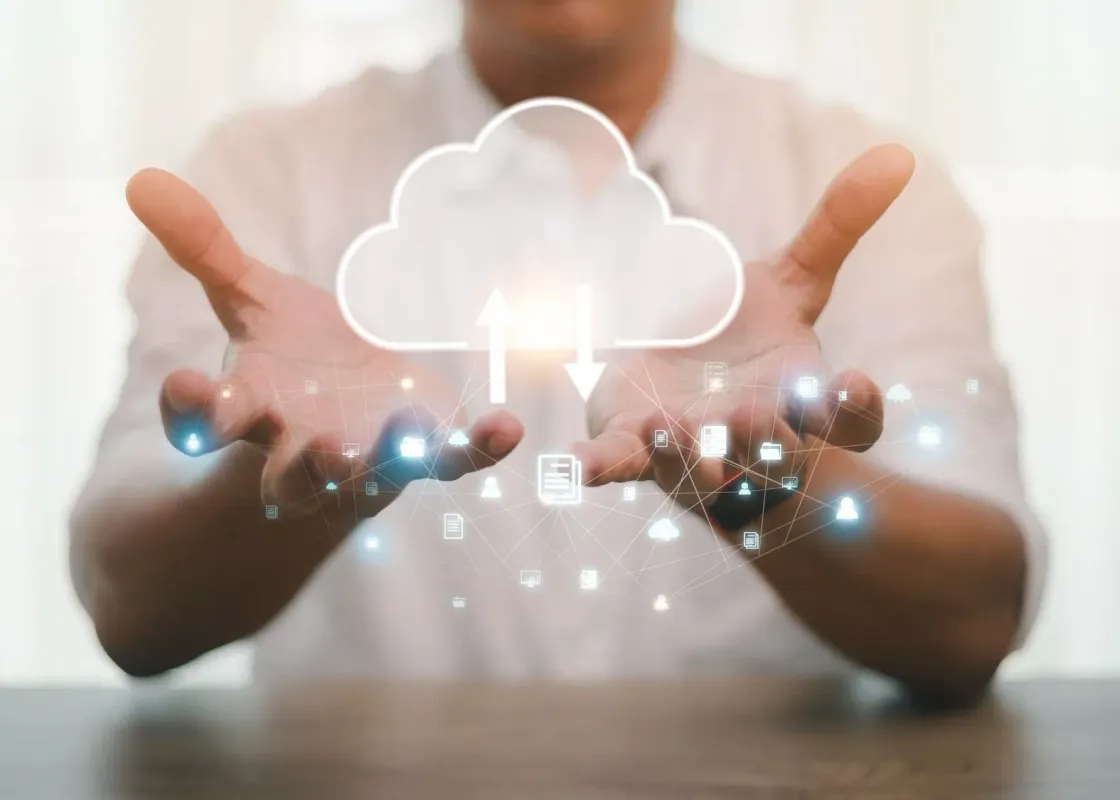 Imagen en la que un hombre extiende sus manos sosteniendo una nube de información con un flujo continuo de transmisión
