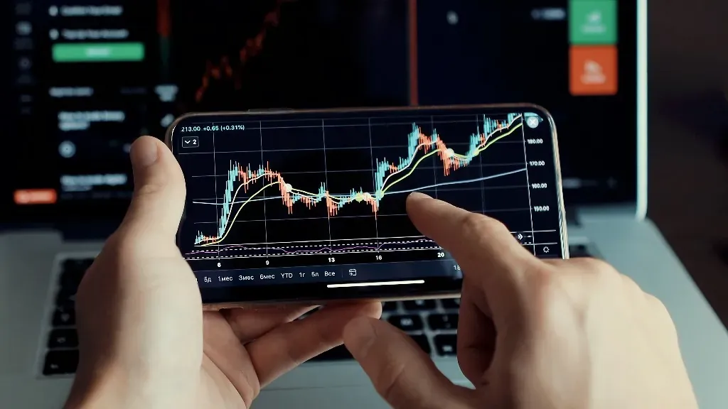 Imagen de una persona viendo los gráficos en la pantalla de su móvil