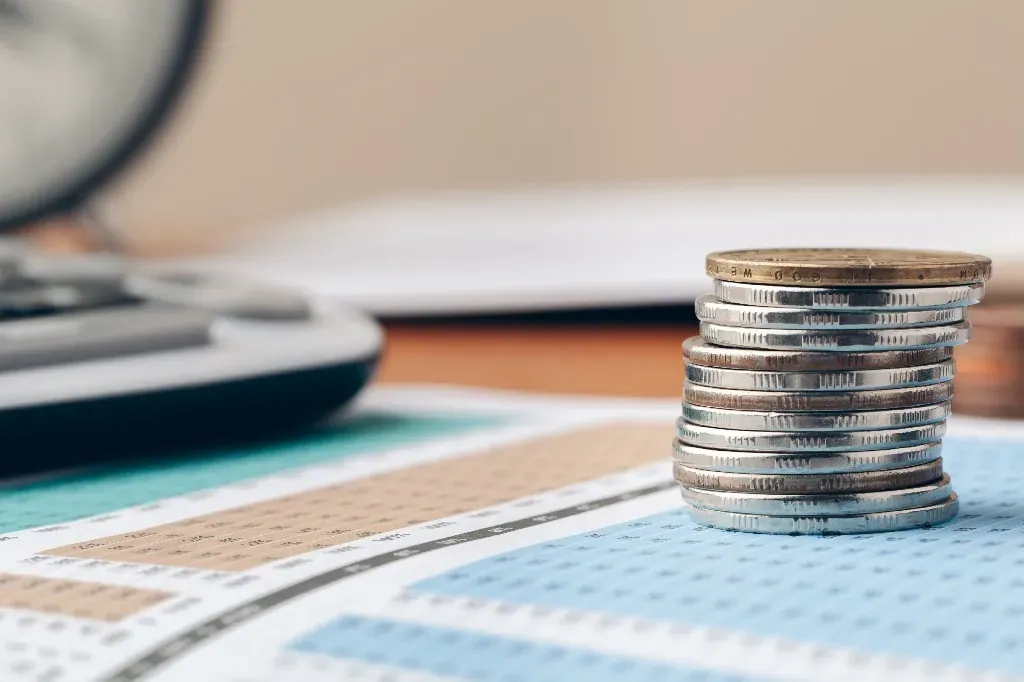 Imagen de unas monedas apiladas sobre la mesa