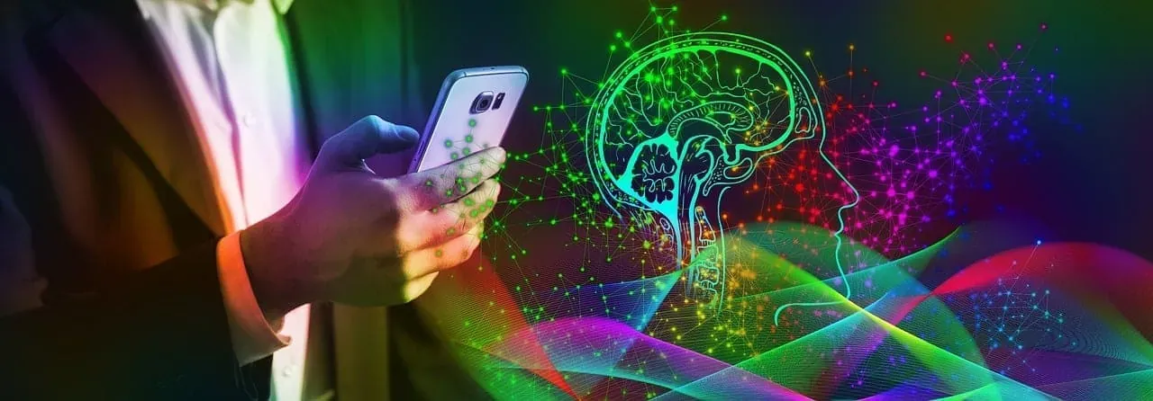 Imagen que refleja a una persona usando su móvil con IA integrada