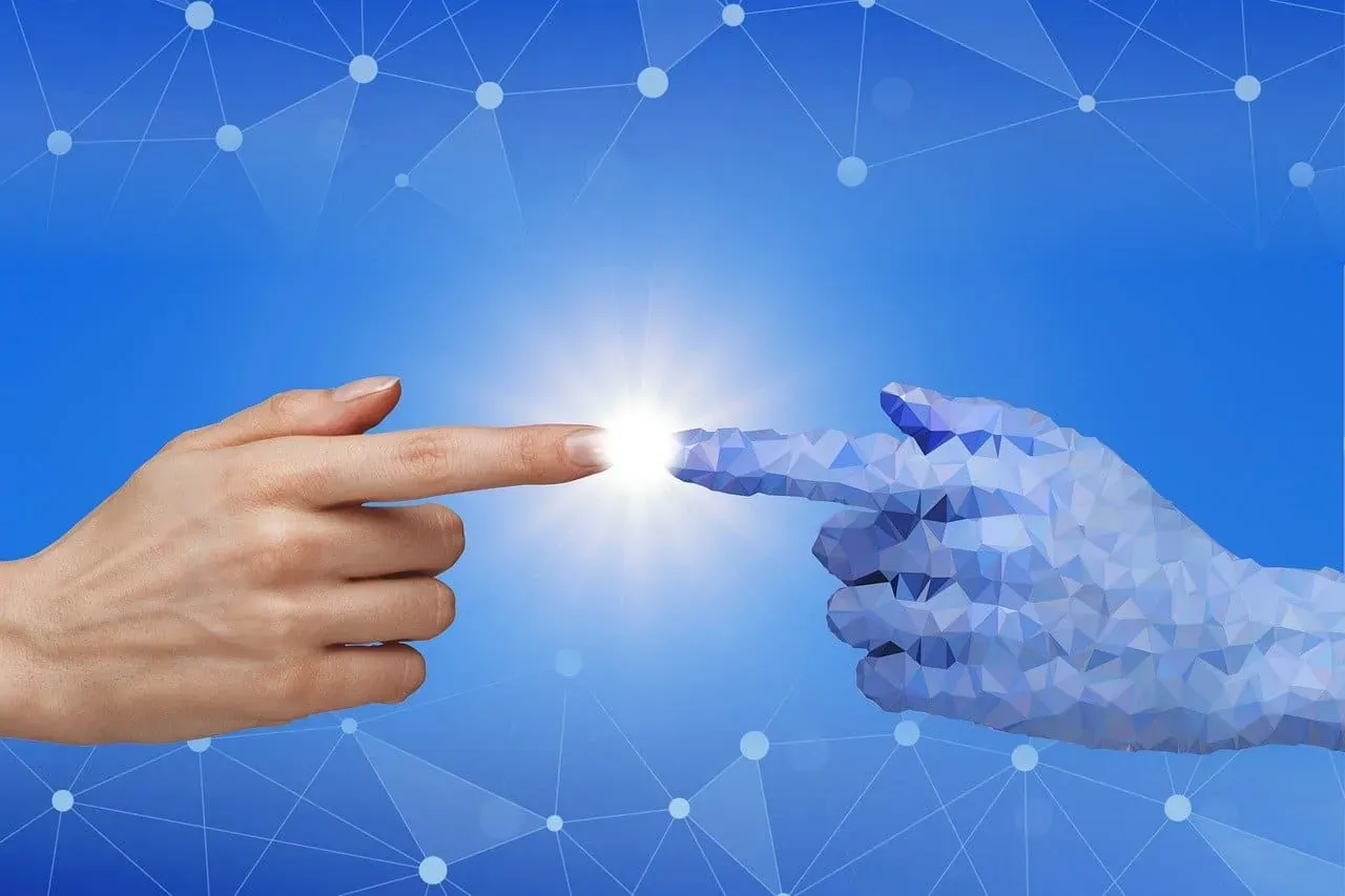 Imagen que muestra una mano real y una online, tocándose los dedos