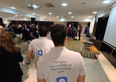 Espalda de Esteban Blanco y David Delgado durante el evento de Odoo Roadshow 2023